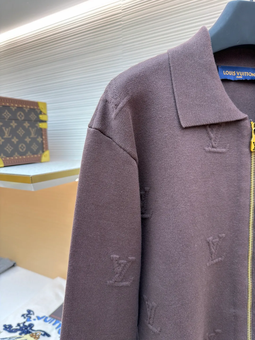 LOUIS VUITTON embossed executive jacket ●Original version: purchased and developed by 16756 ●Item number: 1681942-C00 ●Fabric: 100% cotton ●Technology: embossed production ●Color: brown ●Version: fitted version ●Weight: about 790 grams ●Size: S-M-L-XL ●Description: This Louis Vuitton knitted jacket is made of high-density cotton fabric. The classic LV logo is evenly woven into the body through three-dimensional jacquard technology. The texture is full and the touch is delicate. The neckline is designed with a lapel and is paired with a metal zipper placket (the zipper head is engraved with the brand logo), and the details highlight the texture. The cuffs and hem are ribbed, taking into account elasticity and fit, improving wearing comfort. The whole piece is cut in one piece, with seamless seams. The shape is crisp and the lines are smooth. It not only retains the softness of knitted items, but also has the silhouette of a jacket. It is a combination of craftsmanship and brand identity. The overall wiring is straight and delicate, the fabric is comfortable and soft, and the color is consistent without color difference. It can be matched with the same style to create a fashionable look and control various occasions. Customized accessories, complete with three standards, same style for men and women!